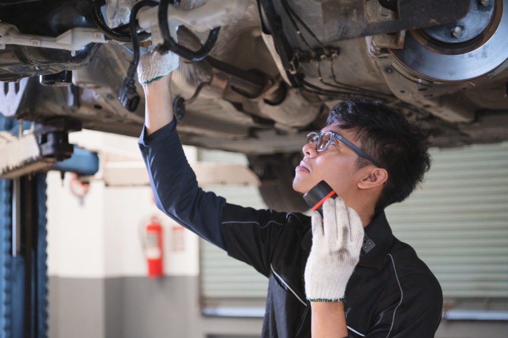 Cara Cek Shockbreaker Mobil yang Aman dan Tepat